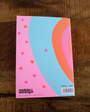Ce carnet est un véritable compagnon d’écriture pour déposer tes pensées, tes émotions et tes inspirations. Son design éclatant évoque la joie, la vitalité et la sincérité du cœur, rappelant que chaque mot écrit avec authenticité possède sa propre lumière. Compact, il t’accompagnera partout, sur ton bureau, dans ton sac ou ton autel personnel. Ses pages vierges invitent à la liberté, aucune ligne ne limite ton expression. Écris, dessine, esquisse, rêve, fais-en un espace intime où ton univers prend forme.​​