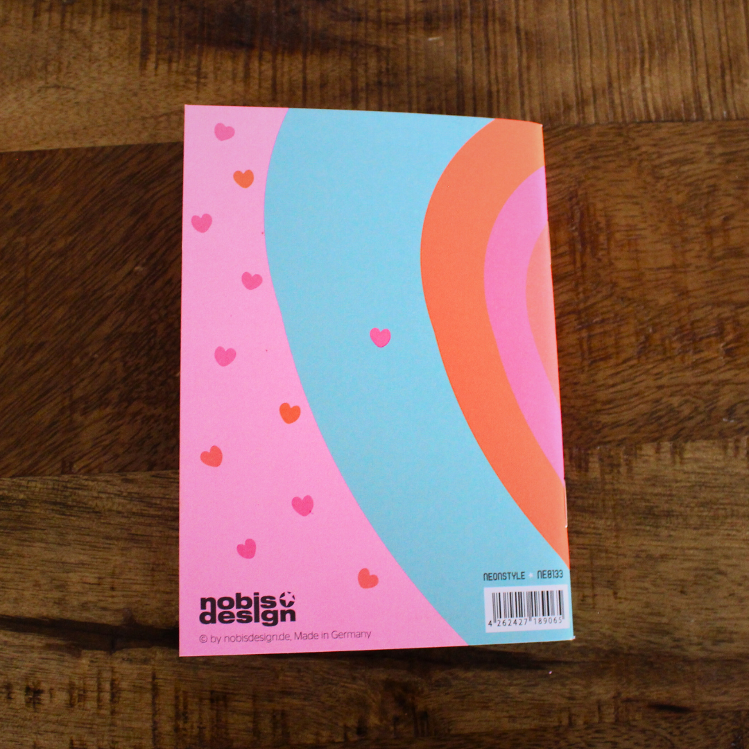 Ce carnet est un véritable compagnon d’écriture pour déposer tes pensées, tes émotions et tes inspirations. Son design éclatant évoque la joie, la vitalité et la sincérité du cœur, rappelant que chaque mot écrit avec authenticité possède sa propre lumière. Compact, il t’accompagnera partout, sur ton bureau, dans ton sac ou ton autel personnel. Ses pages vierges invitent à la liberté, aucune ligne ne limite ton expression. Écris, dessine, esquisse, rêve, fais-en un espace intime où ton univers prend forme.​​