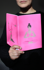 Ce carnet illustré d'une femme dans différentes postures de yoga est une invitation à vous recentrer, à respirer et à vous reconnecter à votre espace intérieur. Il vous accompagne dans votre pratique du yoga, de la méditation ou du développement personnel.Chaque page vierge est un espace de liberté, où vous pouvez déposer vos réflexions, vos intentions, vos ressentis corporels ou vos prises de conscience après une séance. Écrire devient ainsi un prolongement de votre pratique, une forme de méditation en soi