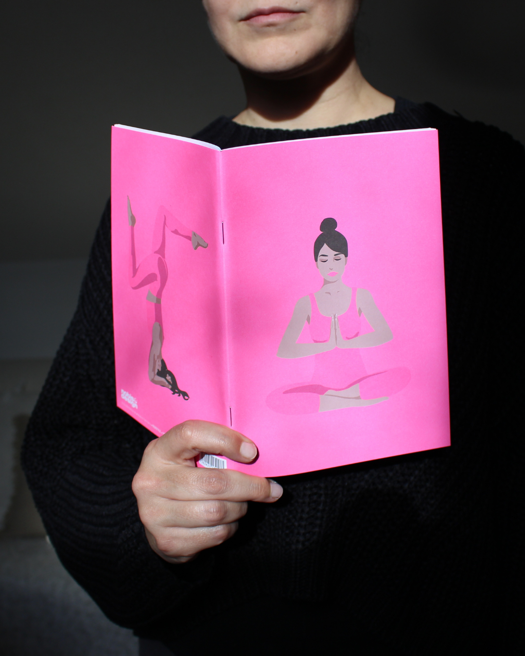Ce carnet illustré d'une femme dans différentes postures de yoga est une invitation à vous recentrer, à respirer et à vous reconnecter à votre espace intérieur. Il vous accompagne dans votre pratique du yoga, de la méditation ou du développement personnel.Chaque page vierge est un espace de liberté, où vous pouvez déposer vos réflexions, vos intentions, vos ressentis corporels ou vos prises de conscience après une séance. Écrire devient ainsi un prolongement de votre pratique, une forme de méditation en soi
