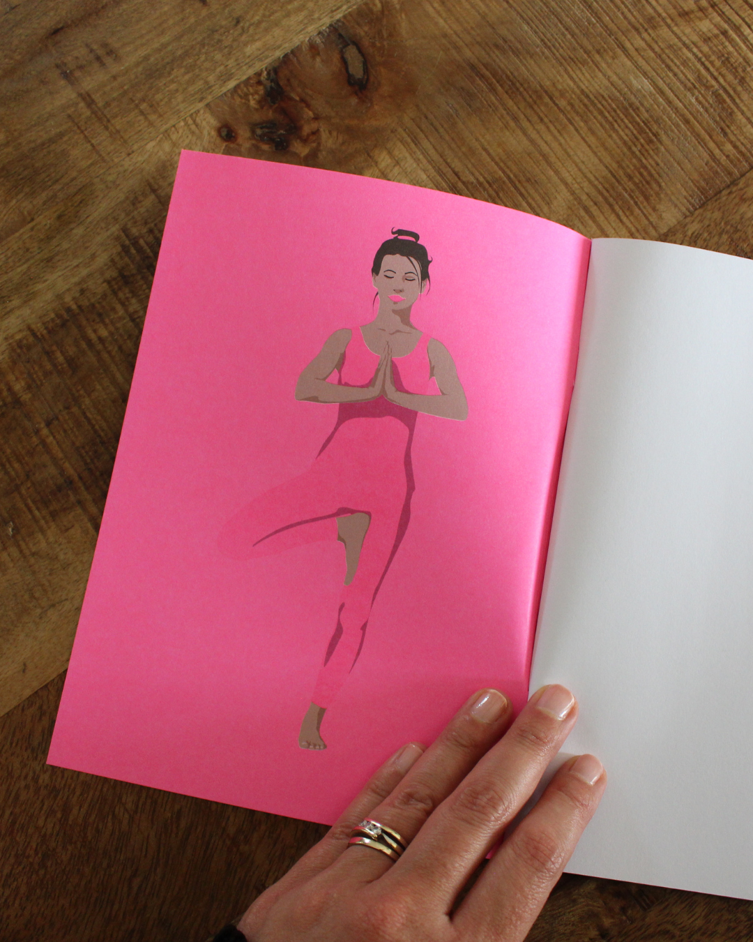 Ce carnet illustré d'une femme dans différentes postures de yoga est une invitation à vous recentrer, à respirer et à vous reconnecter à votre espace intérieur. Il vous accompagne dans votre pratique du yoga, de la méditation ou du développement personnel.Chaque page vierge est un espace de liberté, où vous pouvez déposer vos réflexions, vos intentions, vos ressentis corporels ou vos prises de conscience après une séance. Écrire devient ainsi un prolongement de votre pratique, une forme de méditation en soi