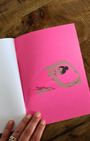 Ce carnet illustré d'une femme dans différentes postures de yoga est une invitation à vous recentrer, à respirer et à vous reconnecter à votre espace intérieur. Il vous accompagne dans votre pratique du yoga, de la méditation ou du développement personnel.Chaque page vierge est un espace de liberté, où vous pouvez déposer vos réflexions, vos intentions, vos ressentis corporels ou vos prises de conscience après une séance. Écrire devient ainsi un prolongement de votre pratique, une forme de méditation en soi