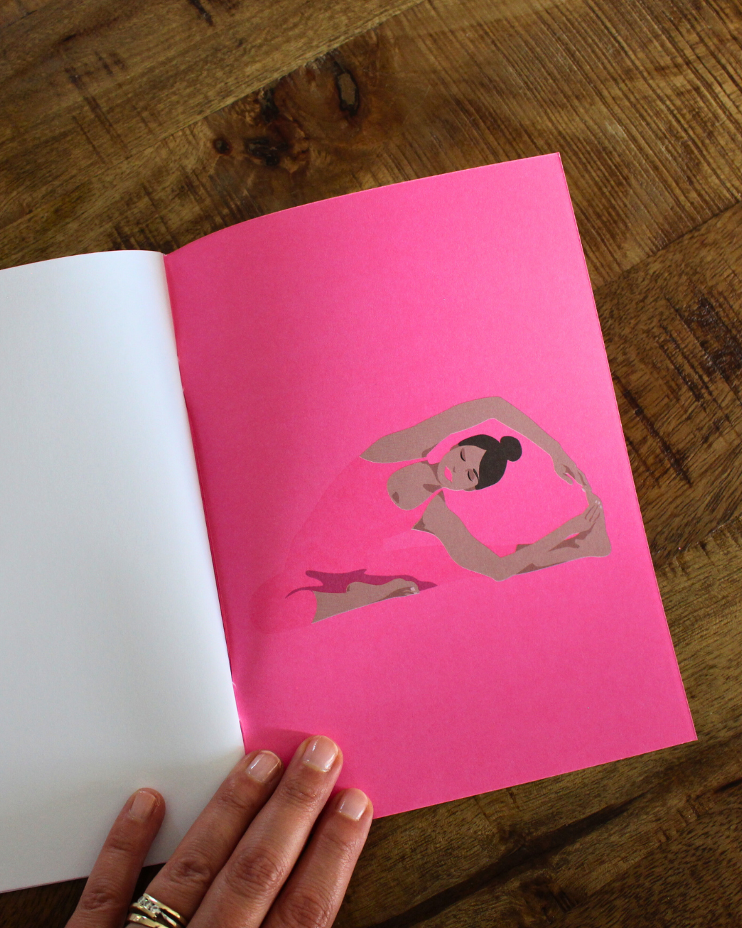 Ce carnet illustré d'une femme dans différentes postures de yoga est une invitation à vous recentrer, à respirer et à vous reconnecter à votre espace intérieur. Il vous accompagne dans votre pratique du yoga, de la méditation ou du développement personnel.Chaque page vierge est un espace de liberté, où vous pouvez déposer vos réflexions, vos intentions, vos ressentis corporels ou vos prises de conscience après une séance. Écrire devient ainsi un prolongement de votre pratique, une forme de méditation en soi
