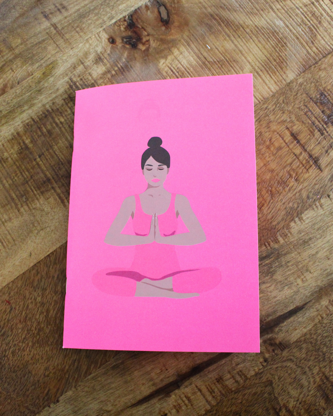 Ce carnet illustré d'une femme dans différentes postures de yoga est une invitation à vous recentrer, à respirer et à vous reconnecter à votre espace intérieur. Il vous accompagne dans votre pratique du yoga, de la méditation ou du développement personnel.Chaque page vierge est un espace de liberté, où vous pouvez déposer vos réflexions, vos intentions, vos ressentis corporels ou vos prises de conscience après une séance. Écrire devient ainsi un prolongement de votre pratique, une forme de méditation en soi