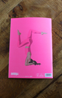 Ce carnet illustré d'une femme dans différentes postures de yoga est une invitation à vous recentrer, à respirer et à vous reconnecter à votre espace intérieur. Il vous accompagne dans votre pratique du yoga, de la méditation ou du développement personnel.Chaque page vierge est un espace de liberté, où vous pouvez déposer vos réflexions, vos intentions, vos ressentis corporels ou vos prises de conscience après une séance. Écrire devient ainsi un prolongement de votre pratique, une forme de méditation en soi