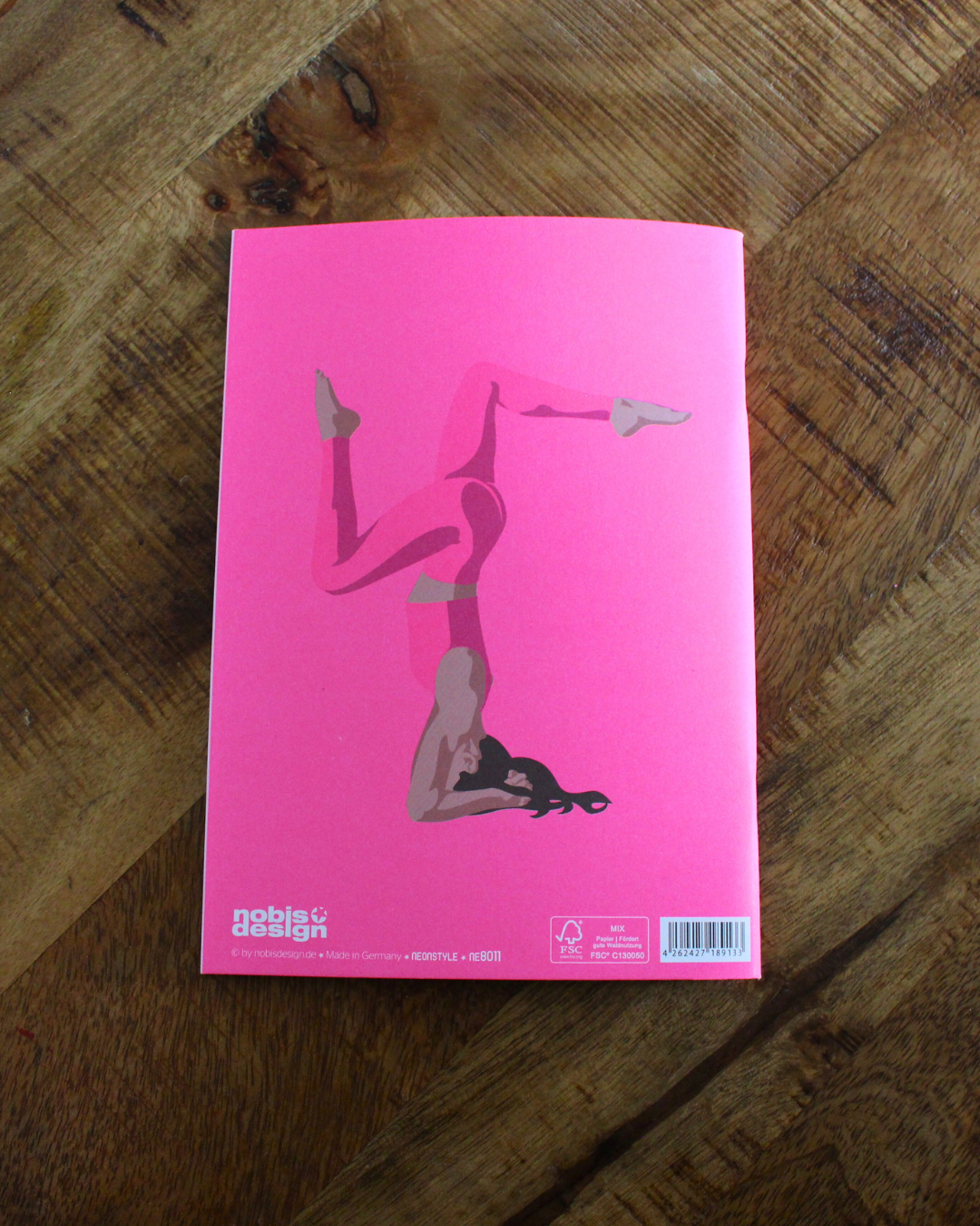 Ce carnet illustré d'une femme dans différentes postures de yoga est une invitation à vous recentrer, à respirer et à vous reconnecter à votre espace intérieur. Il vous accompagne dans votre pratique du yoga, de la méditation ou du développement personnel.Chaque page vierge est un espace de liberté, où vous pouvez déposer vos réflexions, vos intentions, vos ressentis corporels ou vos prises de conscience après une séance. Écrire devient ainsi un prolongement de votre pratique, une forme de méditation en soi