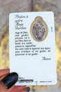 Cette carte de prière plastifiée est dédiée à l’Ange Gardien, ce compagnon céleste discret et bienveillant que la tradition chrétienne reconnaît comme protecteur personnel de chaque âme. Sur le recto, une image lumineuse de l’Ange Gardien veille symboliquement sur l’enfant de Dieu. Une fenêtre transparente laisse apparaître une médaille argentée visible recto-verso, et au dos se trouve la prière complète à l’Ange Gardien.