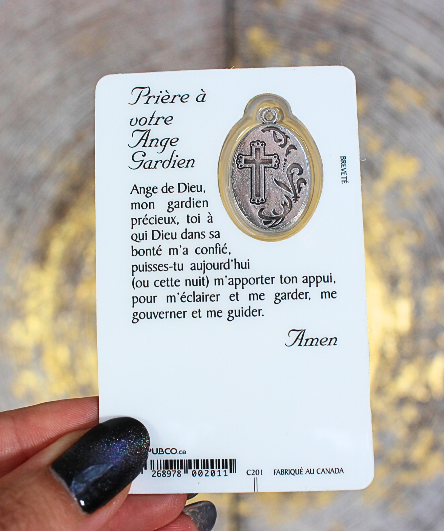 Cette carte de prière plastifiée est dédiée à l’Ange Gardien, ce compagnon céleste discret et bienveillant que la tradition chrétienne reconnaît comme protecteur personnel de chaque âme. Sur le recto, une image lumineuse de l’Ange Gardien veille symboliquement sur l’enfant de Dieu. Une fenêtre transparente laisse apparaître une médaille argentée visible recto-verso, et au dos se trouve la prière complète à l’Ange Gardien.