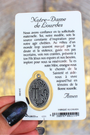 Cette carte de prière plastifiée est dédiée à Notre-Dame de Lourdes, apparue à Sainte Bernadette en 1858. Reconnue dans le monde entier pour les miracles de guérison associés à son sanctuaire, elle est un puissant symbole de miséricorde, de foi simple et de réconfort divin. Sur le recto, une belle image mariale accompagnée d’une médaille argentée insérée dans une fenêtre transparente. Au dos, une prière à la Vierge de Lourdes pour lui confier ses souffrances, ses proches et ses espoirs.
