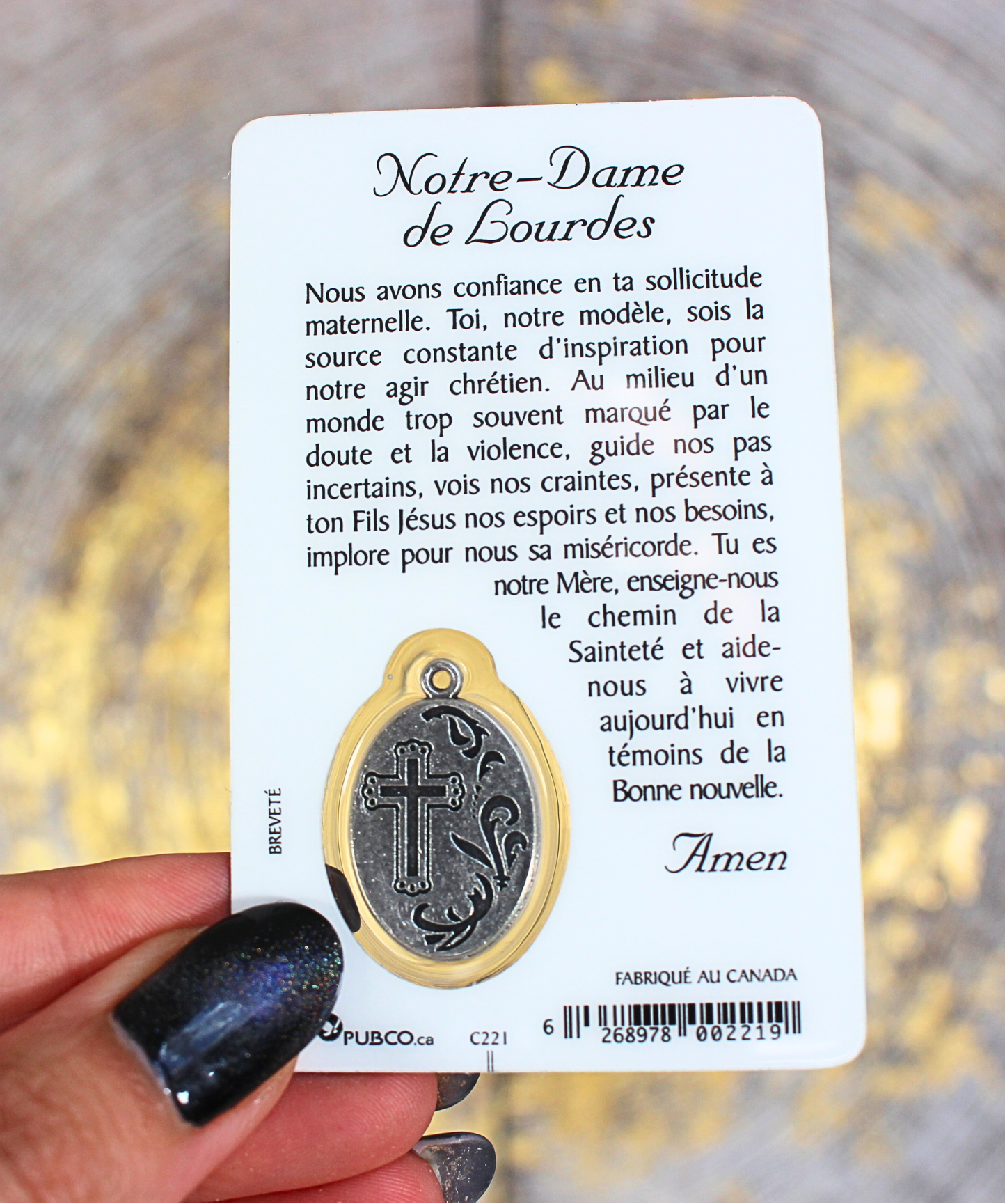 Cette carte de prière plastifiée est dédiée à Notre-Dame de Lourdes, apparue à Sainte Bernadette en 1858. Reconnue dans le monde entier pour les miracles de guérison associés à son sanctuaire, elle est un puissant symbole de miséricorde, de foi simple et de réconfort divin. Sur le recto, une belle image mariale accompagnée d’une médaille argentée insérée dans une fenêtre transparente. Au dos, une prière à la Vierge de Lourdes pour lui confier ses souffrances, ses proches et ses espoirs.
