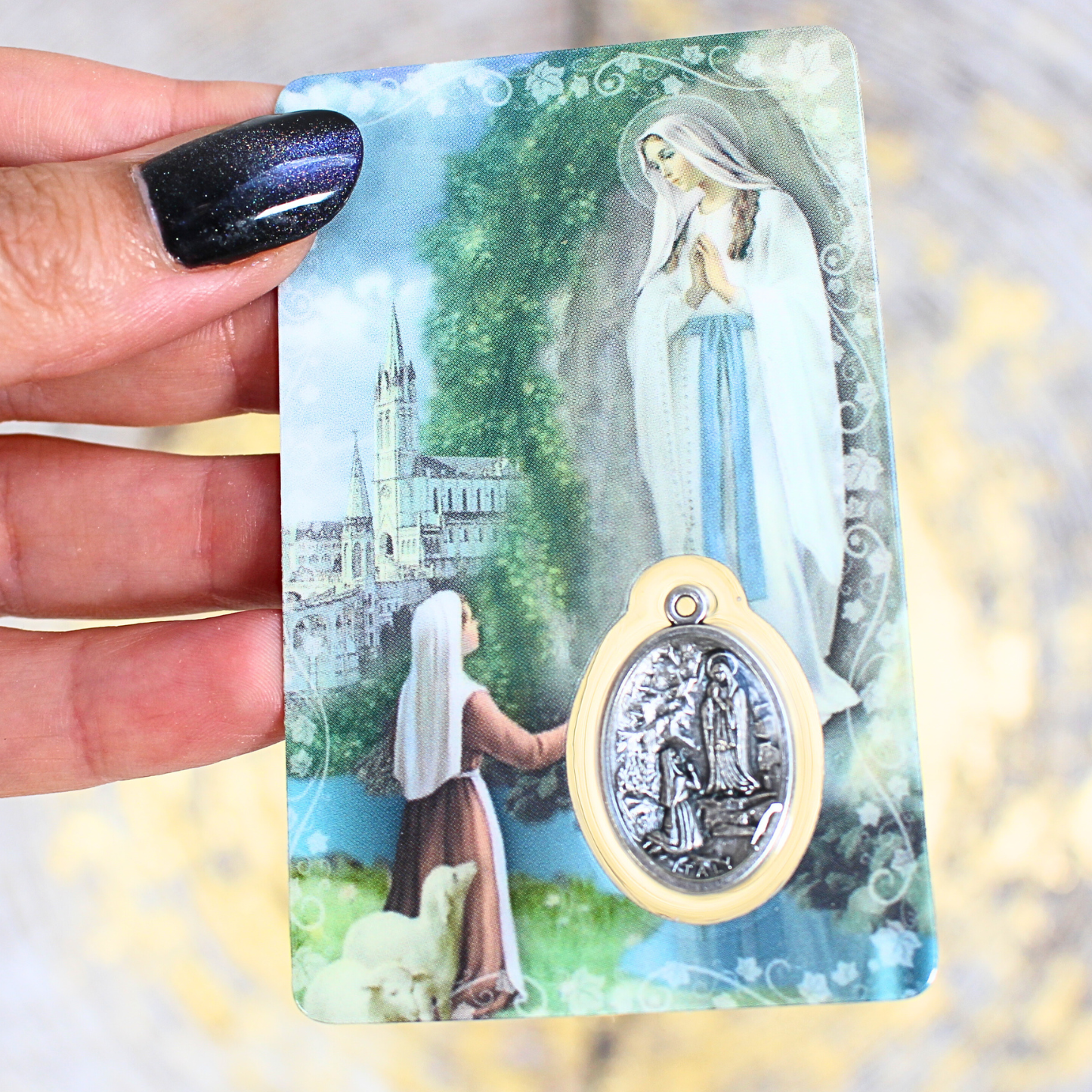 Cette carte de prière plastifiée est dédiée à Notre-Dame de Lourdes, apparue à Sainte Bernadette en 1858. Reconnue dans le monde entier pour les miracles de guérison associés à son sanctuaire, elle est un puissant symbole de miséricorde, de foi simple et de réconfort divin. Sur le recto, une belle image mariale accompagnée d’une médaille argentée insérée dans une fenêtre transparente. Au dos, une prière à la Vierge de Lourdes pour lui confier ses souffrances, ses proches et ses espoirs.
