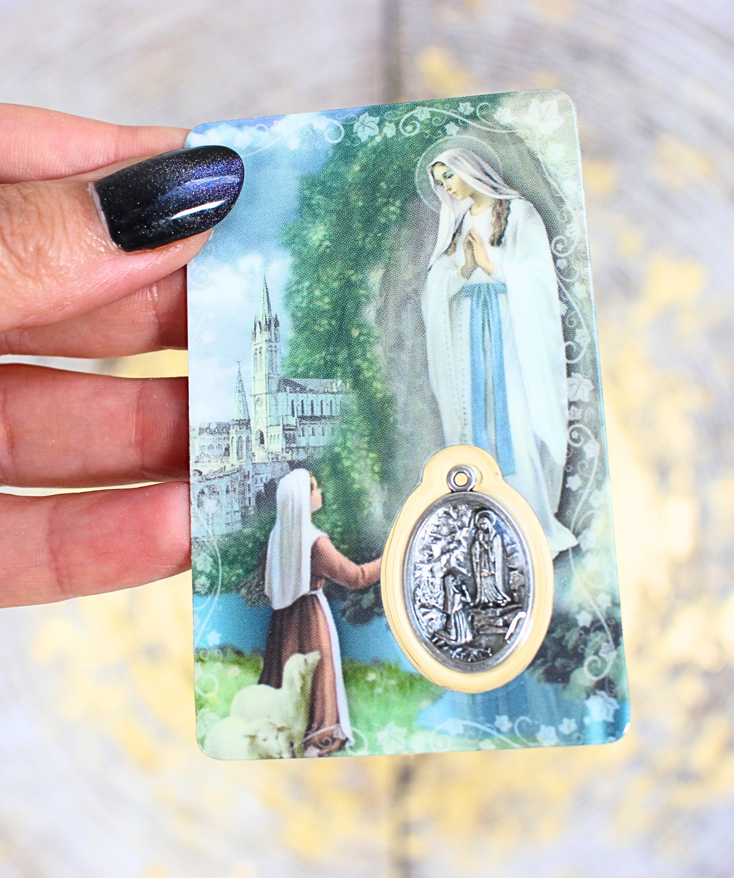 Cette carte de prière plastifiée est dédiée à Notre-Dame de Lourdes, apparue à Sainte Bernadette en 1858. Reconnue dans le monde entier pour les miracles de guérison associés à son sanctuaire, elle est un puissant symbole de miséricorde, de foi simple et de réconfort divin. Sur le recto, une belle image mariale accompagnée d’une médaille argentée insérée dans une fenêtre transparente. Au dos, une prière à la Vierge de Lourdes pour lui confier ses souffrances, ses proches et ses espoirs.
