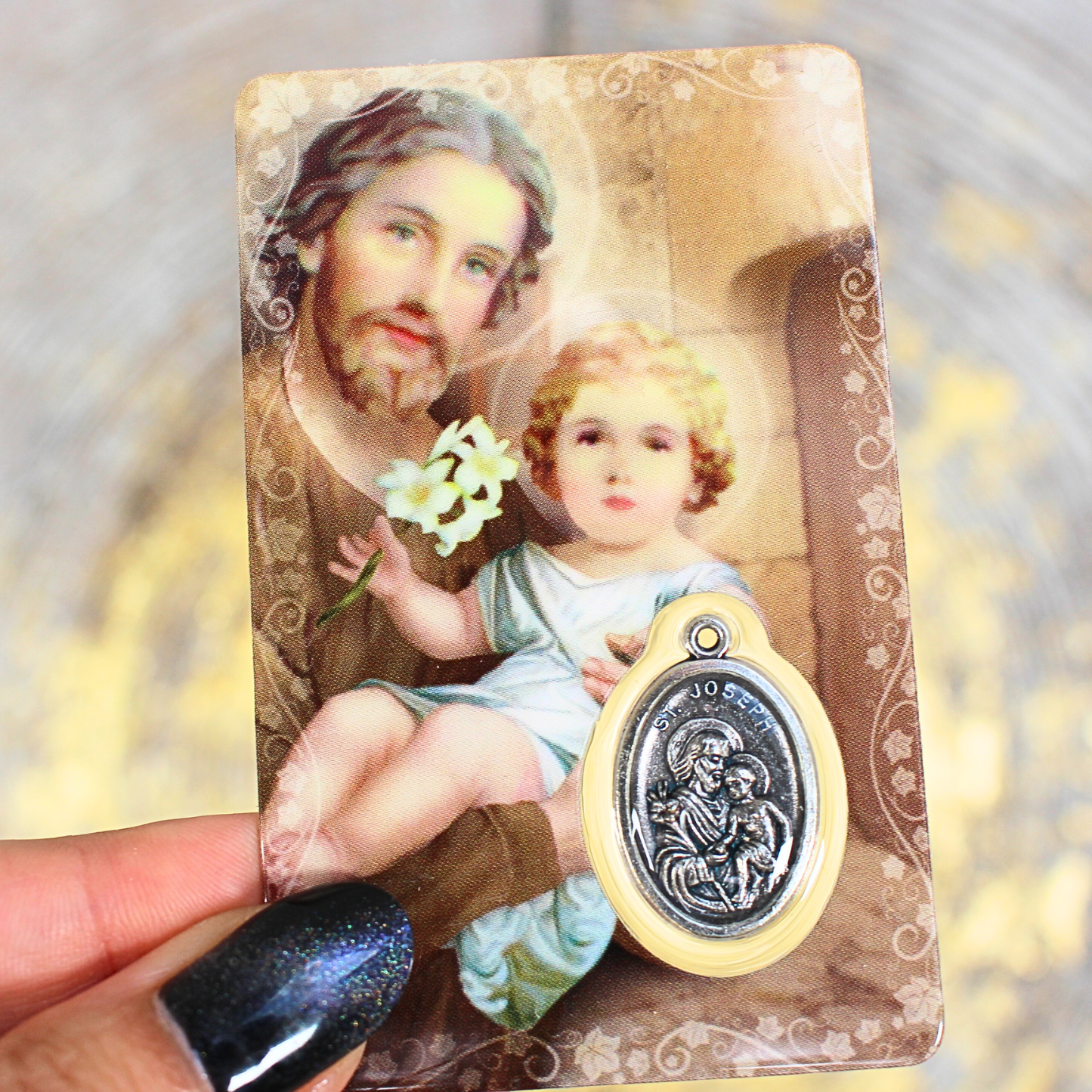 Cette carte de prière plastifiée rend hommage à Saint Joseph, protecteur de la Sainte Famille, patron des travailleurs, des pères de famille et des causes difficiles. Sur le recto, une image pieuse et apaisante de Saint Joseph, tenant l’Enfant Jésus. Une fenêtre transparente intègre une médaille argentée visible recto-verso. Au dos, la prière traditionnelle à Saint Joseph, à réciter dans les moments de doute, de besoin de soutien ou pour confier son foyer, son travail ou ses décisions importantes.