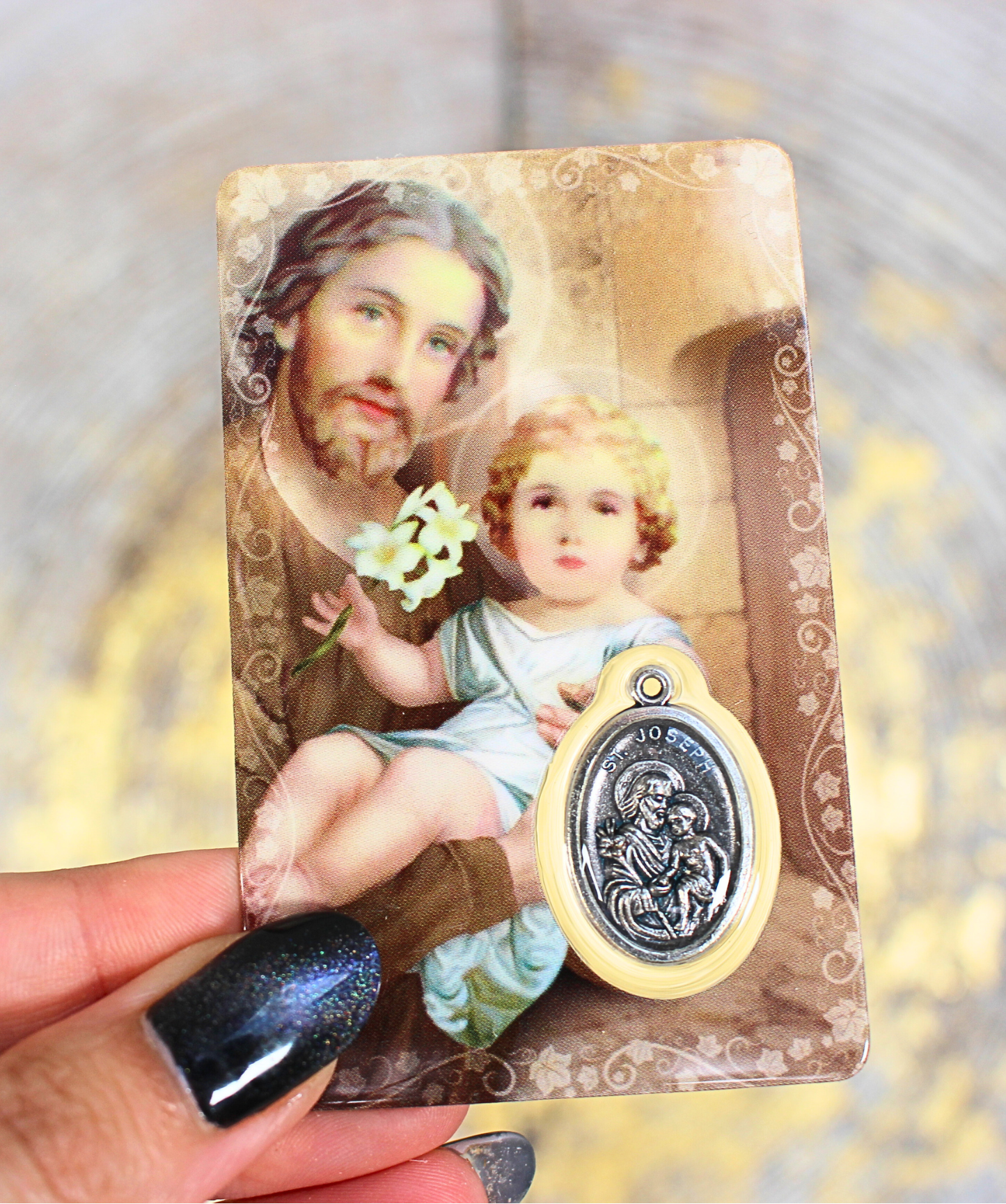 Cette carte de prière plastifiée rend hommage à Saint Joseph, protecteur de la Sainte Famille, patron des travailleurs, des pères de famille et des causes difficiles. Sur le recto, une image pieuse et apaisante de Saint Joseph, tenant l’Enfant Jésus. Une fenêtre transparente intègre une médaille argentée visible recto-verso. Au dos, la prière traditionnelle à Saint Joseph, à réciter dans les moments de doute, de besoin de soutien ou pour confier son foyer, son travail ou ses décisions importantes.