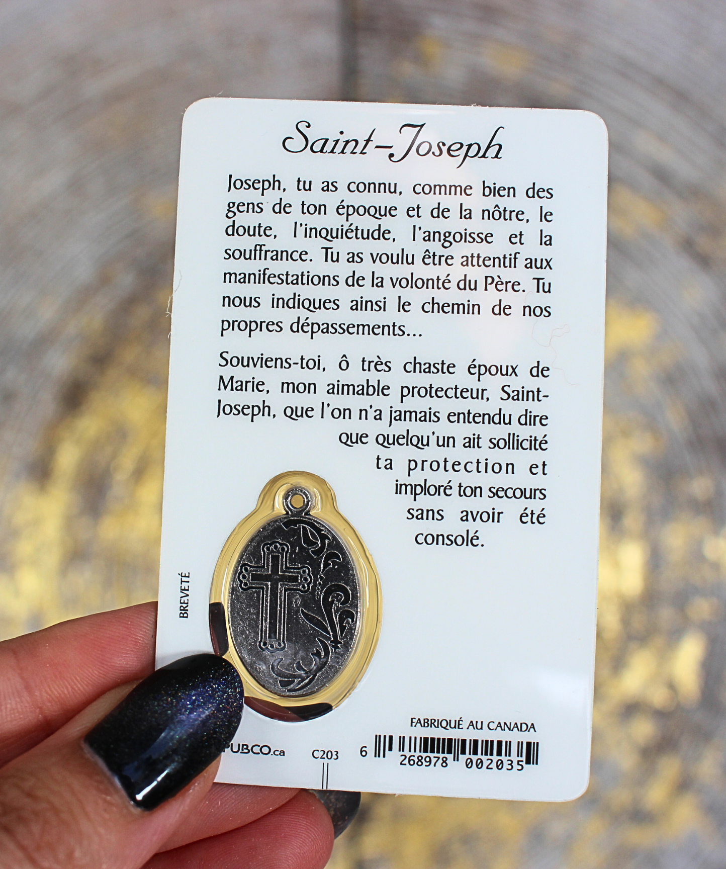 Cette carte de prière plastifiée rend hommage à Saint Joseph, protecteur de la Sainte Famille, patron des travailleurs, des pères de famille et des causes difficiles. Sur le recto, une image pieuse et apaisante de Saint Joseph, tenant l’Enfant Jésus. Une fenêtre transparente intègre une médaille argentée visible recto-verso. Au dos, la prière traditionnelle à Saint Joseph, à réciter dans les moments de doute, de besoin de soutien ou pour confier son foyer, son travail ou ses décisions importantes.


