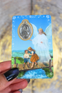 Cette carte de prière plastifiée est dédiée à l’Ange Gardien, ce compagnon céleste discret et bienveillant que la tradition chrétienne reconnaît comme protecteur personnel de chaque âme. Sur le recto, une image lumineuse de l’Ange Gardien veille symboliquement sur l’enfant de Dieu. Une fenêtre transparente laisse apparaître une médaille argentée visible recto-verso, et au dos se trouve la prière complète à l’Ange Gardien.