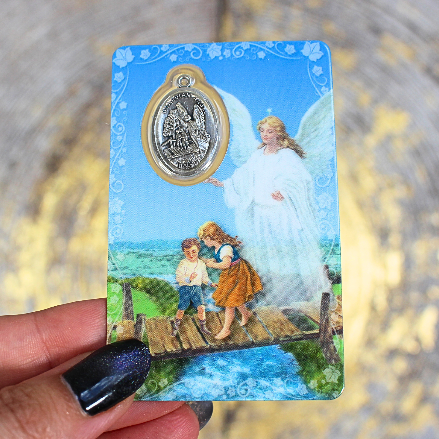 Cette carte de prière plastifiée est dédiée à l’Ange Gardien, ce compagnon céleste discret et bienveillant que la tradition chrétienne reconnaît comme protecteur personnel de chaque âme. Sur le recto, une image lumineuse de l’Ange Gardien veille symboliquement sur l’enfant de Dieu. Une fenêtre transparente laisse apparaître une médaille argentée visible recto-verso, et au dos se trouve la prière complète à l’Ange Gardien.