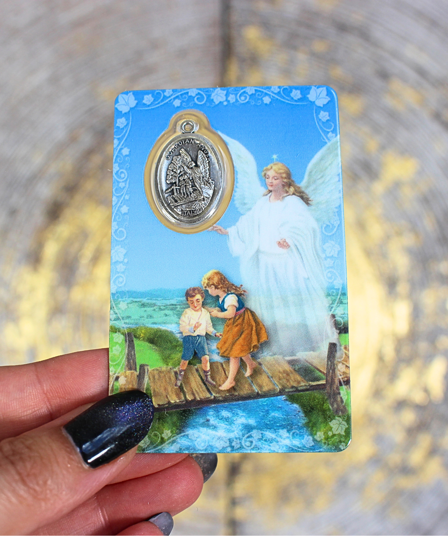 Cette carte de prière plastifiée est dédiée à l’Ange Gardien, ce compagnon céleste discret et bienveillant que la tradition chrétienne reconnaît comme protecteur personnel de chaque âme. Sur le recto, une image lumineuse de l’Ange Gardien veille symboliquement sur l’enfant de Dieu. Une fenêtre transparente laisse apparaître une médaille argentée visible recto-verso, et au dos se trouve la prière complète à l’Ange Gardien.