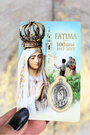 Cette carte de prière plastifiée rend hommage à Notre-Dame de Fatima, apparue en 1917 à trois enfants bergers au Portugal. Elle invite à la prière du Rosaire, à la conversion du cœur et à la paix dans le monde. Sur le recto, une belle image de la Vierge de Fatima avec une fenêtre transparente contenant une médaille argentée, visible recto et verso. Au dos, une prière inspirée des messages de Fatima, pour se mettre sous la protection de Marie et répondre à son appel.