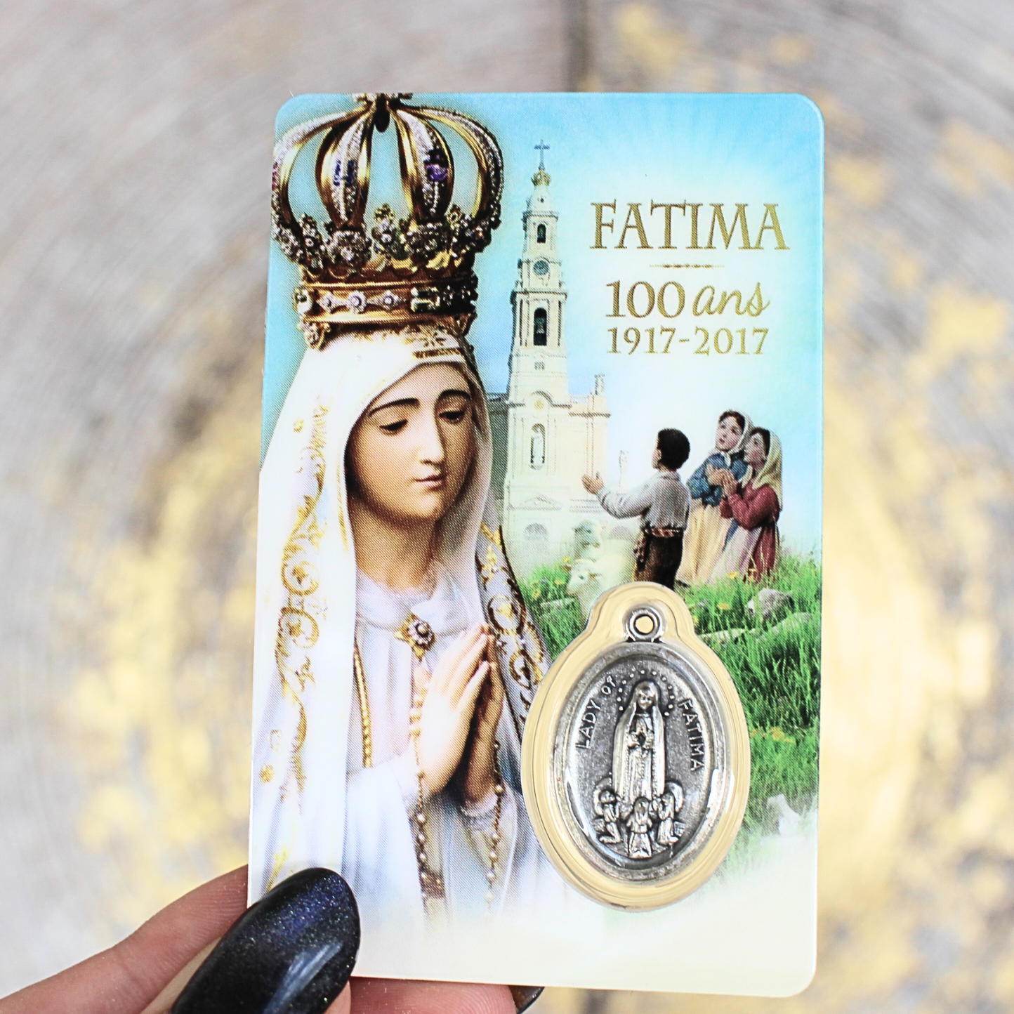Cette carte de prière plastifiée rend hommage à Notre-Dame de Fatima, apparue en 1917 à trois enfants bergers au Portugal. Elle invite à la prière du Rosaire, à la conversion du cœur et à la paix dans le monde. Sur le recto, une belle image de la Vierge de Fatima avec une fenêtre transparente contenant une médaille argentée, visible recto et verso. Au dos, une prière inspirée des messages de Fatima, pour se mettre sous la protection de Marie et répondre à son appel.