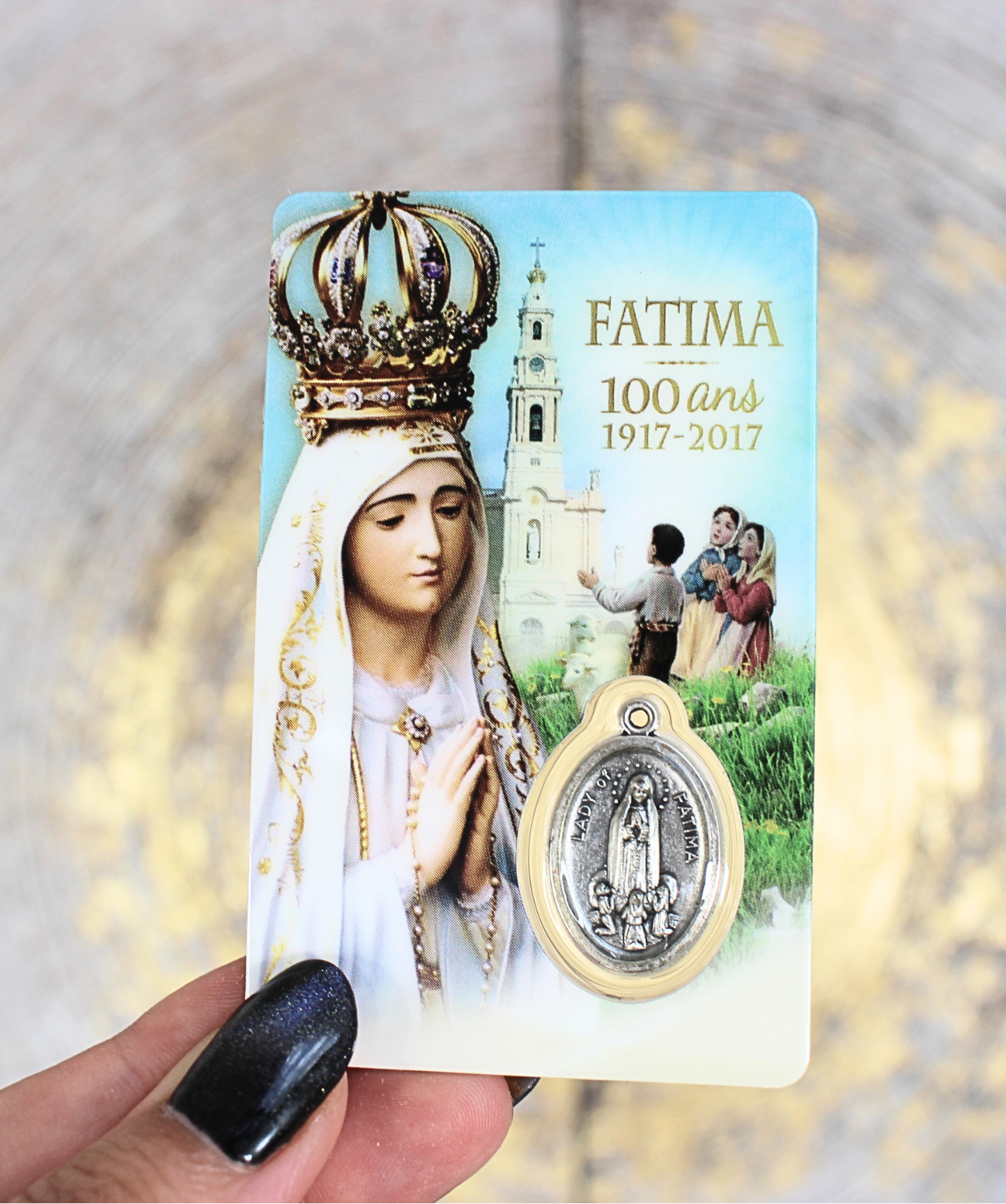 Cette carte de prière plastifiée rend hommage à Notre-Dame de Fatima, apparue en 1917 à trois enfants bergers au Portugal. Elle invite à la prière du Rosaire, à la conversion du cœur et à la paix dans le monde. Sur le recto, une belle image de la Vierge de Fatima avec une fenêtre transparente contenant une médaille argentée, visible recto et verso. Au dos, une prière inspirée des messages de Fatima, pour se mettre sous la protection de Marie et répondre à son appel.