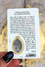 Cette carte de prière plastifiée rend hommage à Notre-Dame de Fatima, apparue en 1917 à trois enfants bergers au Portugal. Elle invite à la prière du Rosaire, à la conversion du cœur et à la paix dans le monde. Sur le recto, une belle image de la Vierge de Fatima avec une fenêtre transparente contenant une médaille argentée, visible recto et verso. Au dos, une prière inspirée des messages de Fatima, pour se mettre sous la protection de Marie et répondre à son appel.