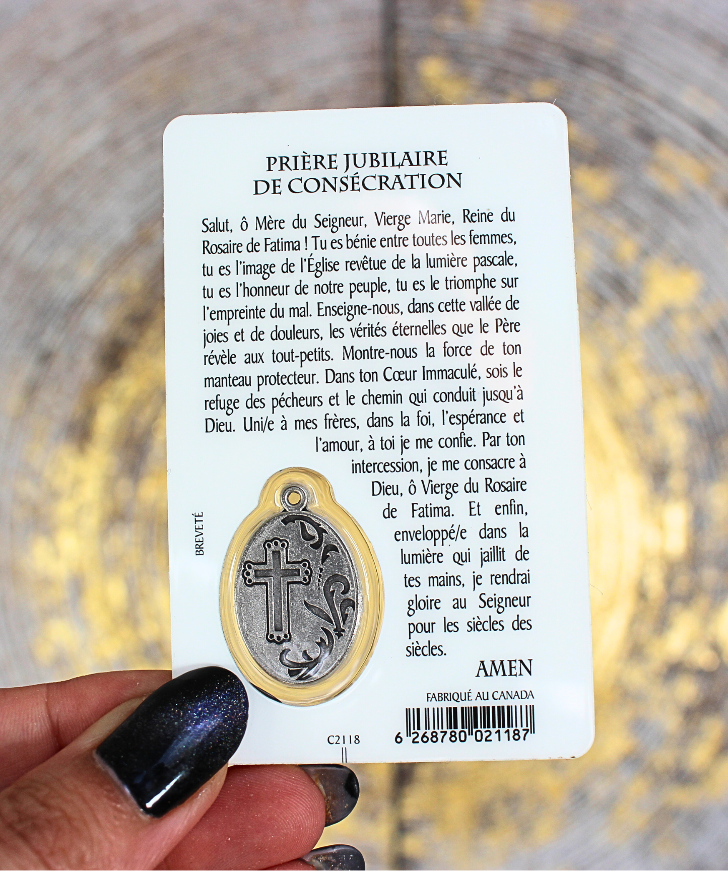 Cette carte de prière plastifiée rend hommage à Notre-Dame de Fatima, apparue en 1917 à trois enfants bergers au Portugal. Elle invite à la prière du Rosaire, à la conversion du cœur et à la paix dans le monde. Sur le recto, une belle image de la Vierge de Fatima avec une fenêtre transparente contenant une médaille argentée, visible recto et verso. Au dos, une prière inspirée des messages de Fatima, pour se mettre sous la protection de Marie et répondre à son appel.