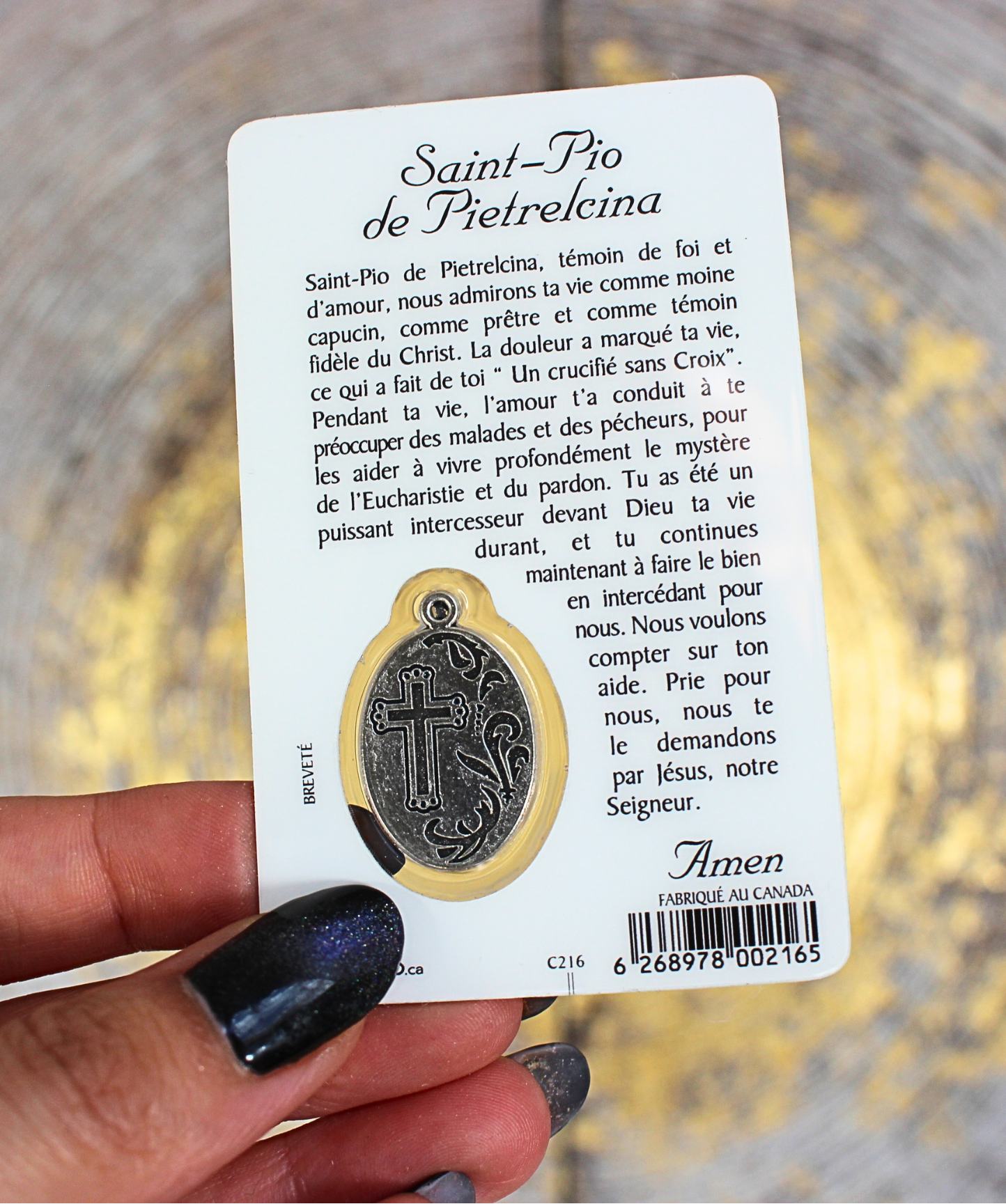 Cette carte de prière plastifiée rend hommage à Padre Pio, prêtre capucin italien du XXe siècle, célèbre pour ses stigmates, ses miracles et son intense vie de prière. Sur le recto, une image pleine de paix du saint, accompagnée d’une fenêtre transparente contenant une médaille argentée représentant Padre Pio. Au verso, une prière de confiance, à réciter pour lui confier ses peines, ses maladies ou ses intentions les plus profondes.
