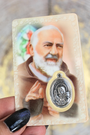 Cette carte de prière plastifiée rend hommage à Padre Pio, prêtre capucin italien du XXe siècle, célèbre pour ses stigmates, ses miracles et son intense vie de prière. Sur le recto, une image pleine de paix du saint, accompagnée d’une fenêtre transparente contenant une médaille argentée représentant Padre Pio. Au verso, une prière de confiance, à réciter pour lui confier ses peines, ses maladies ou ses intentions les plus profondes.
