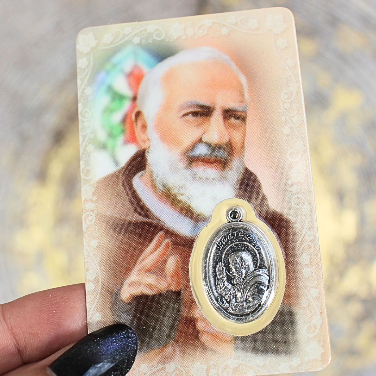 Cette carte de prière plastifiée rend hommage à Padre Pio, prêtre capucin italien du XXe siècle, célèbre pour ses stigmates, ses miracles et son intense vie de prière. Sur le recto, une image pleine de paix du saint, accompagnée d’une fenêtre transparente contenant une médaille argentée représentant Padre Pio. Au verso, une prière de confiance, à réciter pour lui confier ses peines, ses maladies ou ses intentions les plus profondes.

