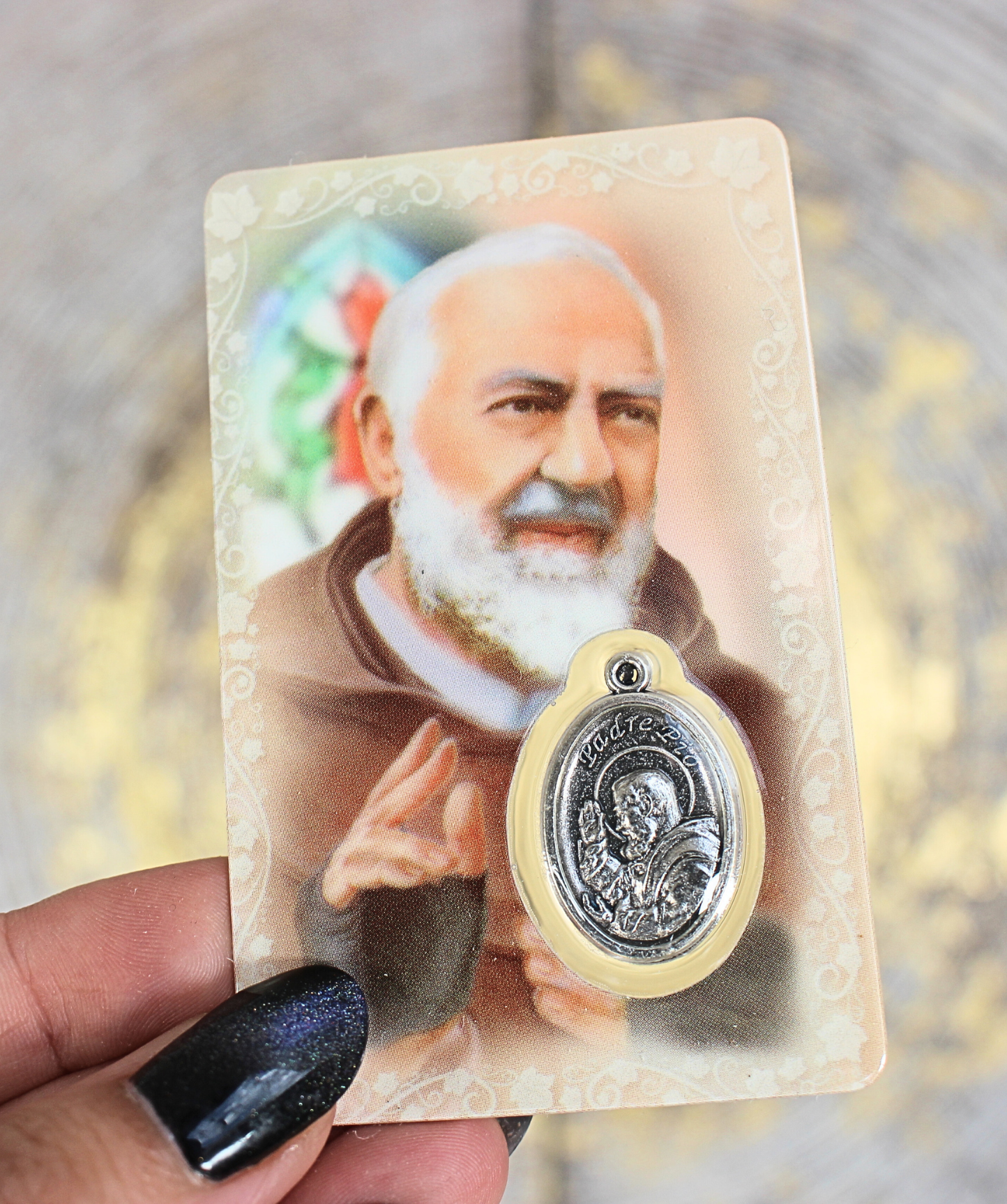 Cette carte de prière plastifiée rend hommage à Padre Pio, prêtre capucin italien du XXe siècle, célèbre pour ses stigmates, ses miracles et son intense vie de prière. Sur le recto, une image pleine de paix du saint, accompagnée d’une fenêtre transparente contenant une médaille argentée représentant Padre Pio. Au verso, une prière de confiance, à réciter pour lui confier ses peines, ses maladies ou ses intentions les plus profondes.
