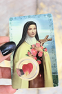 Cette carte de prière plastifiée est dédiée à Sainte Thérèse de Lisieux, aussi connue sous le nom de "la petite Thérèse" ou "la petite fleur de Jésus". Sur le recto, une image douce et inspirante de la sainte, accompagnée d’un véritable pétale de rose inséré dans une fenêtre transparente. Au verso, une prière à Sainte Thérèse, à réciter pour lui confier ses intentions et recevoir ses grâces.