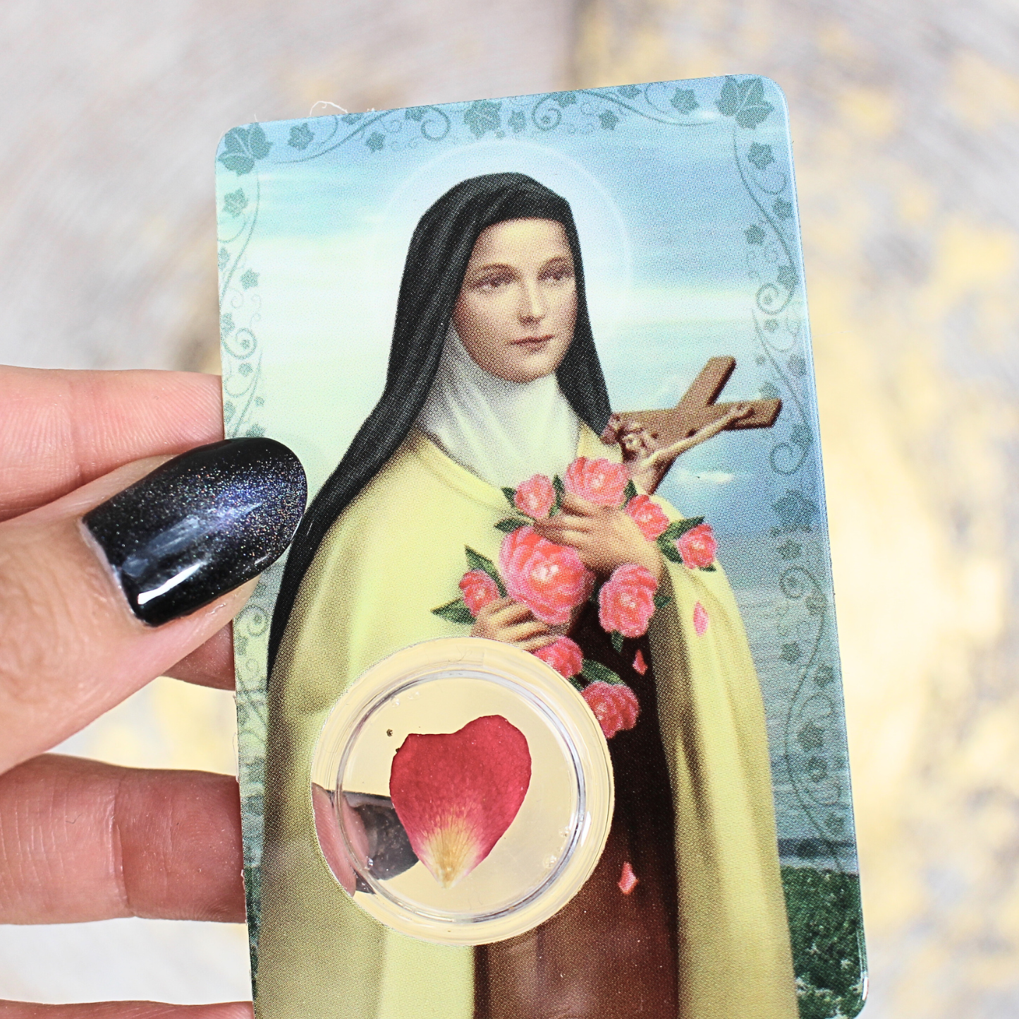 Cette carte de prière plastifiée est dédiée à Sainte Thérèse de Lisieux, aussi connue sous le nom de "la petite Thérèse" ou "la petite fleur de Jésus". Sur le recto, une image douce et inspirante de la sainte, accompagnée d’un véritable pétale de rose inséré dans une fenêtre transparente. Au verso, une prière à Sainte Thérèse, à réciter pour lui confier ses intentions et recevoir ses grâces.