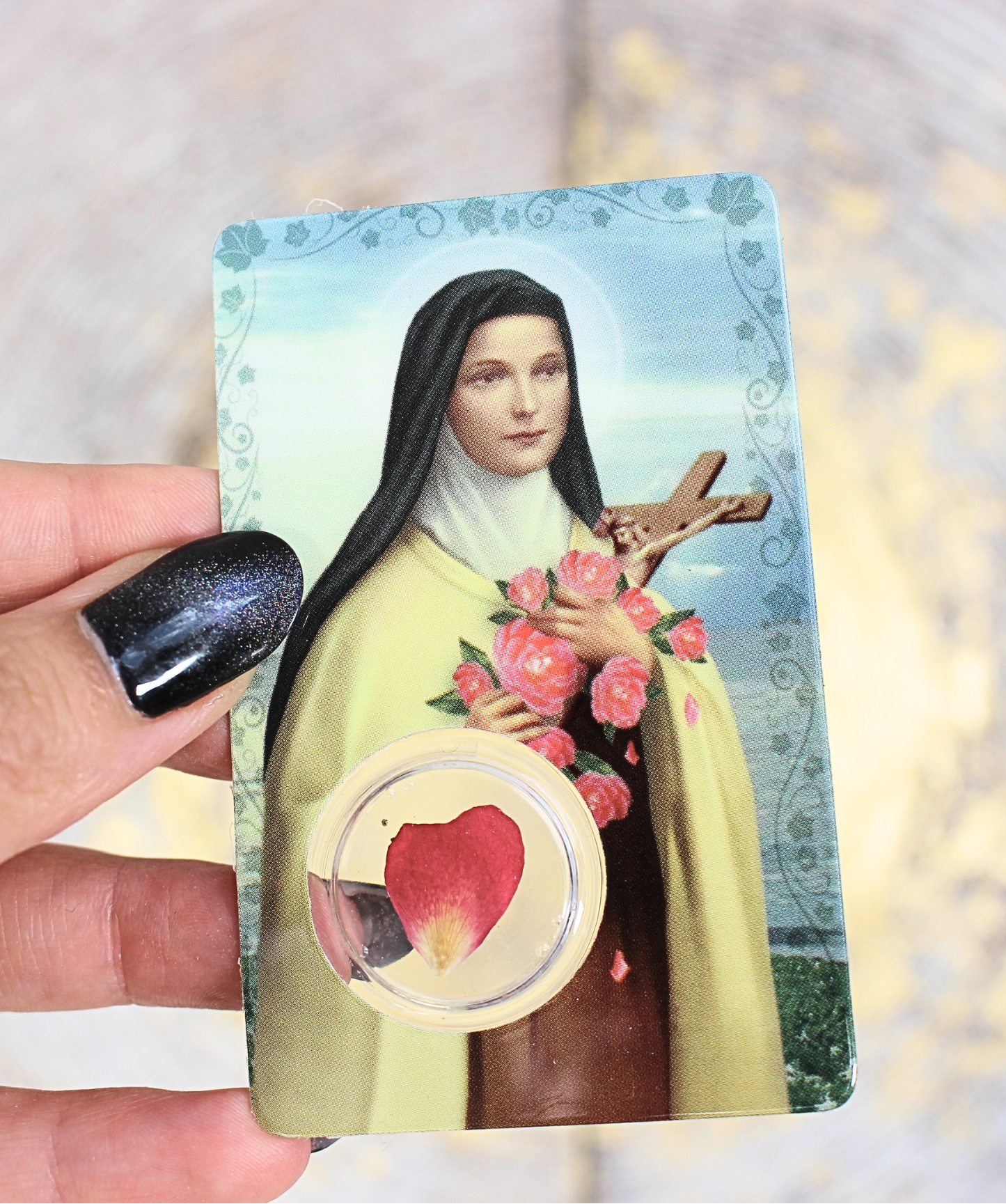 Cette carte de prière plastifiée est dédiée à Sainte Thérèse de Lisieux, aussi connue sous le nom de "la petite Thérèse" ou "la petite fleur de Jésus". Sur le recto, une image douce et inspirante de la sainte, accompagnée d’un véritable pétale de rose inséré dans une fenêtre transparente. Au verso, une prière à Sainte Thérèse, à réciter pour lui confier ses intentions et recevoir ses grâces.