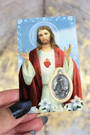 Cette carte de prière plastifiée est dédiée au Sacré-Cœur de Jésus, symbole universel de l'amour divin, de la miséricorde et de la compassion. Sur le recto, une image pleine de douceur du Christ montrant son Cœur enflammé d’amour, avec une fenêtre intégrée contenant une médaille argentée visible recto et verso. Au dos, la prière traditionnelle au Sacré-Cœur de Jésus, pour confier ses peines, demander une grâce ou exprimer sa reconnaissance.
