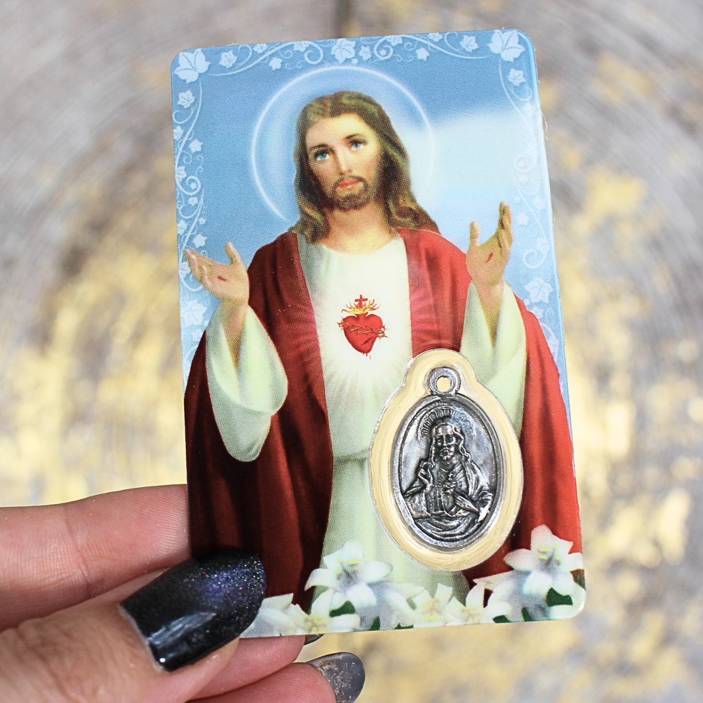 Cette carte de prière plastifiée est dédiée au Sacré-Cœur de Jésus, symbole universel de l'amour divin, de la miséricorde et de la compassion. Sur le recto, une image pleine de douceur du Christ montrant son Cœur enflammé d’amour, avec une fenêtre intégrée contenant une médaille argentée visible recto et verso. Au dos, la prière traditionnelle au Sacré-Cœur de Jésus, pour confier ses peines, demander une grâce ou exprimer sa reconnaissance.