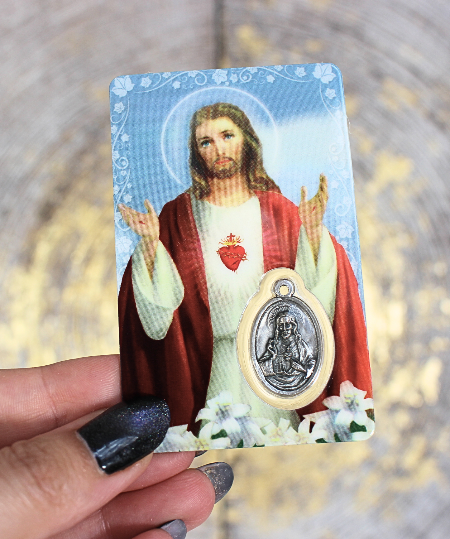 Cette carte de prière plastifiée est dédiée au Sacré-Cœur de Jésus, symbole universel de l'amour divin, de la miséricorde et de la compassion. Sur le recto, une image pleine de douceur du Christ montrant son Cœur enflammé d’amour, avec une fenêtre intégrée contenant une médaille argentée visible recto et verso. Au dos, la prière traditionnelle au Sacré-Cœur de Jésus, pour confier ses peines, demander une grâce ou exprimer sa reconnaissance.