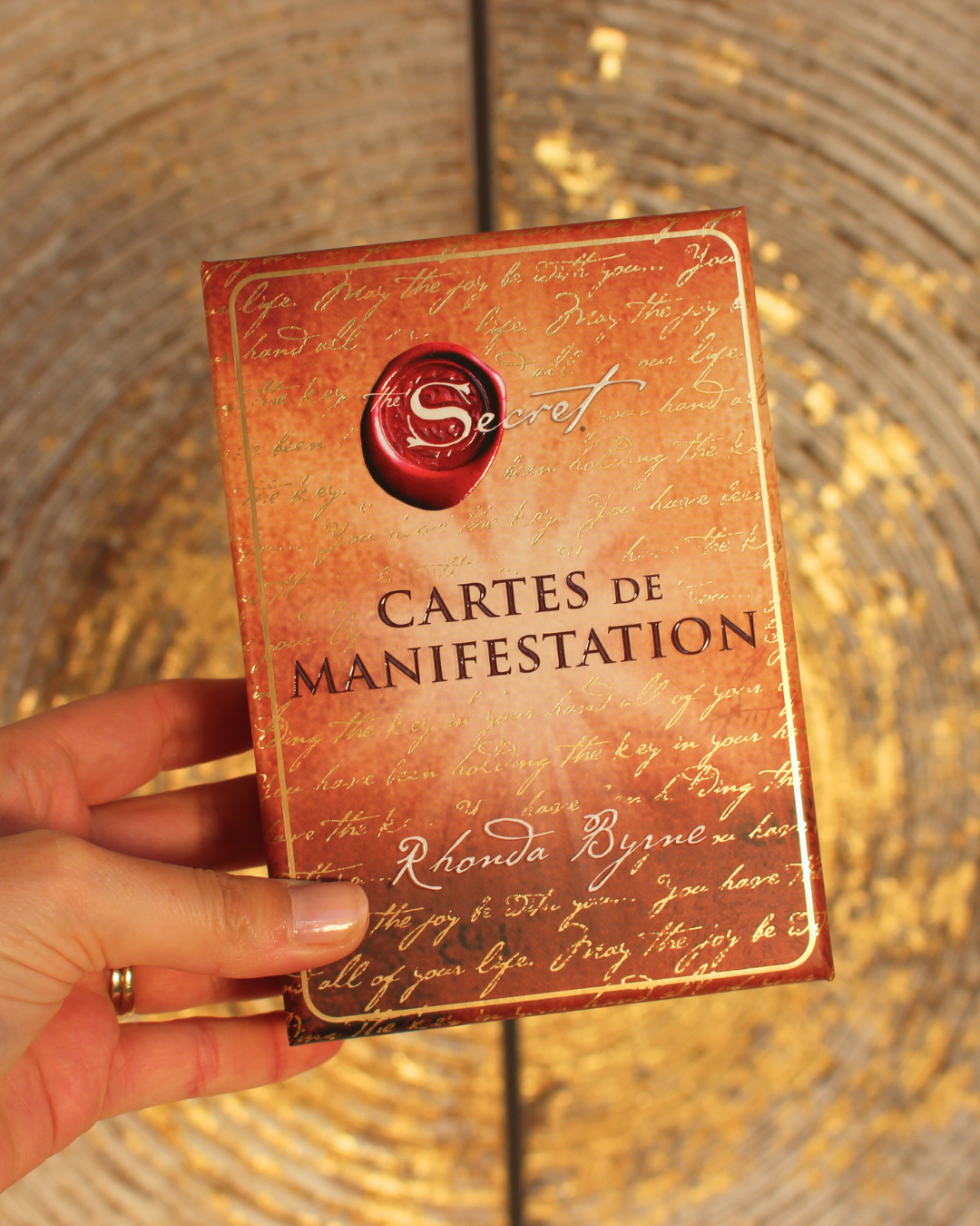 Ces 65 cartes de manifestation sont conçues pour t'aider à mettre en œuvre cette connaissance qui va changer ta vie. Elles reprennent les enseignements les plus
importants du Secret sur la loi de l'attraction, ainsi que des pratiques simples et puissantes pour t'assurer de créer ce que tu souhaites: le bonheur, la santé, la richesse, ou tout ce dont tu peux rêver.