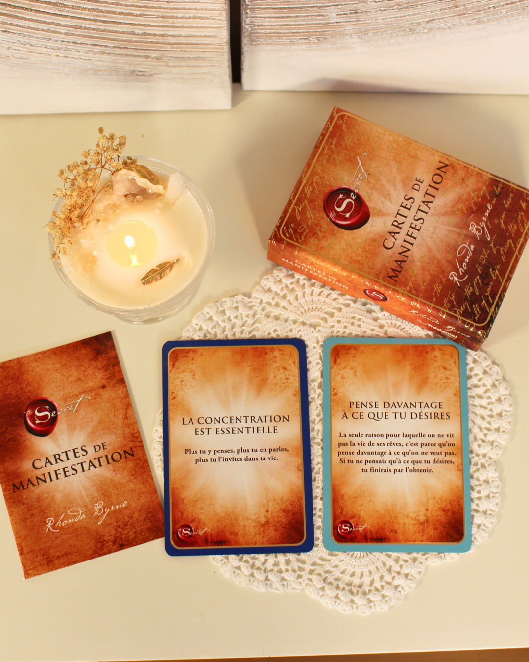 Ces 65 cartes de manifestation sont conçues pour t'aider à mettre en œuvre cette connaissance qui va changer ta vie. Elles reprennent les enseignements les plus
importants du Secret sur la loi de l'attraction, ainsi que des pratiques simples et puissantes pour t'assurer de créer ce que tu souhaites: le bonheur, la santé, la richesse, ou tout ce dont tu peux rêver.