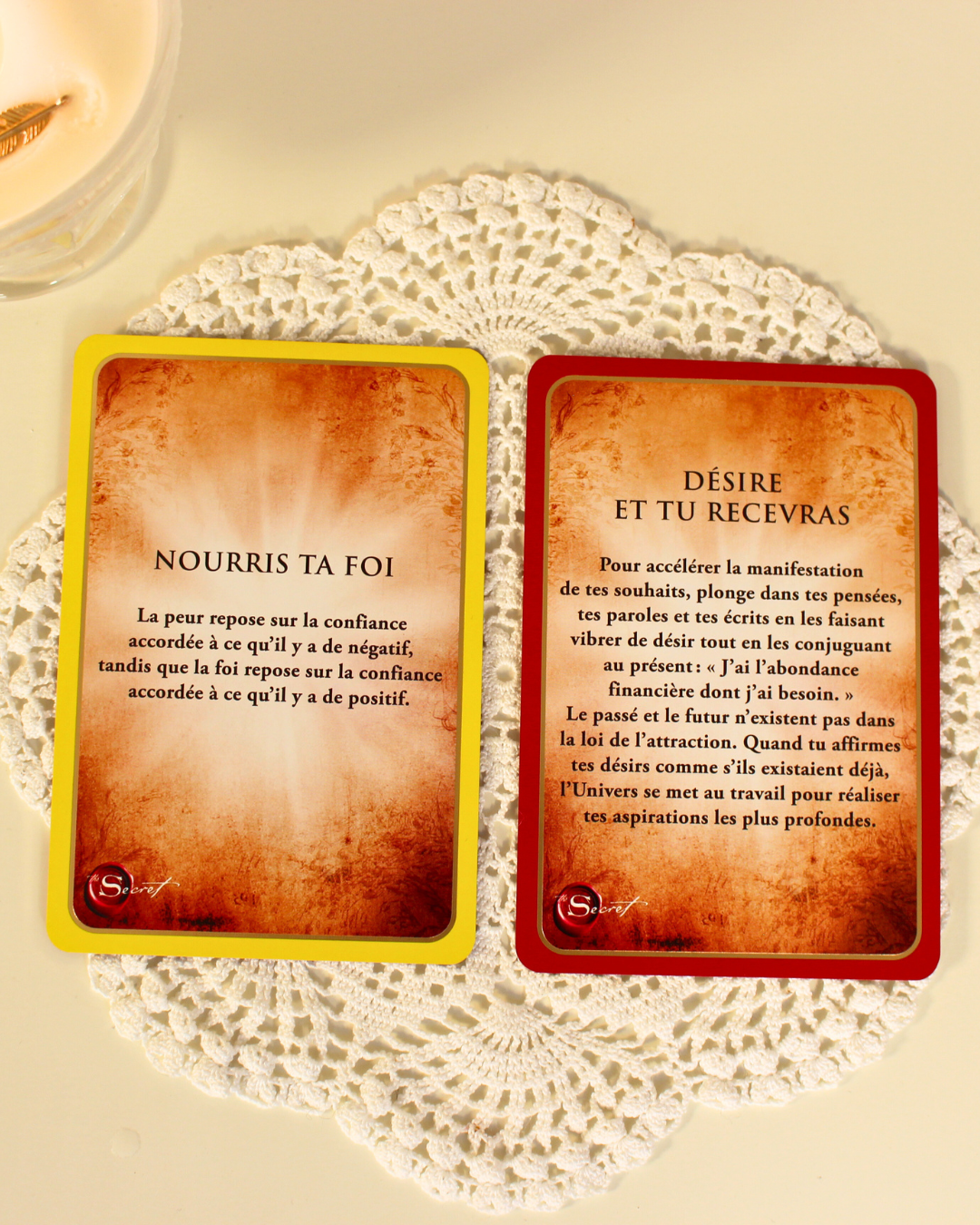 Ces 65 cartes de manifestation sont conçues pour t'aider à mettre en œuvre cette connaissance qui va changer ta vie. Elles reprennent les enseignements les plus
importants du Secret sur la loi de l'attraction, ainsi que des pratiques simples et puissantes pour t'assurer de créer ce que tu souhaites: le bonheur, la santé, la richesse, ou tout ce dont tu peux rêver.