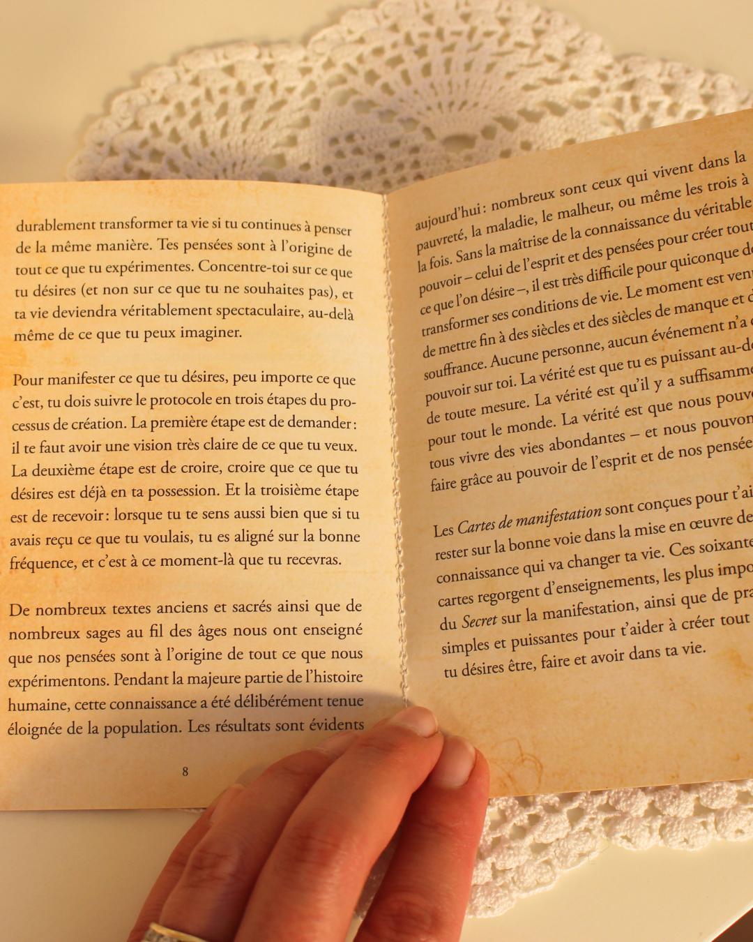 Ces 65 cartes de manifestation sont conçues pour t'aider à mettre en œuvre cette connaissance qui va changer ta vie. Elles reprennent les enseignements les plus
importants du Secret sur la loi de l'attraction, ainsi que des pratiques simples et puissantes pour t'assurer de créer ce que tu souhaites: le bonheur, la santé, la richesse, ou tout ce dont tu peux rêver.