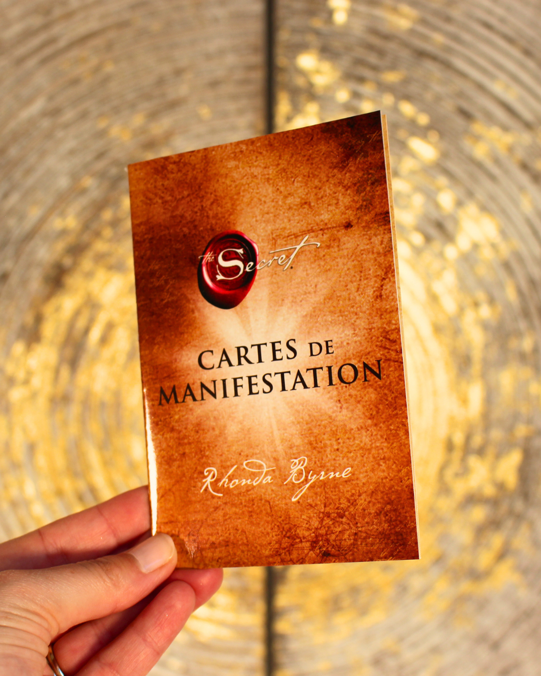 Ces 65 cartes de manifestation sont conçues pour t'aider à mettre en œuvre cette connaissance qui va changer ta vie. Elles reprennent les enseignements les plus
importants du Secret sur la loi de l'attraction, ainsi que des pratiques simples et puissantes pour t'assurer de créer ce que tu souhaites: le bonheur, la santé, la richesse, ou tout ce dont tu peux rêver.