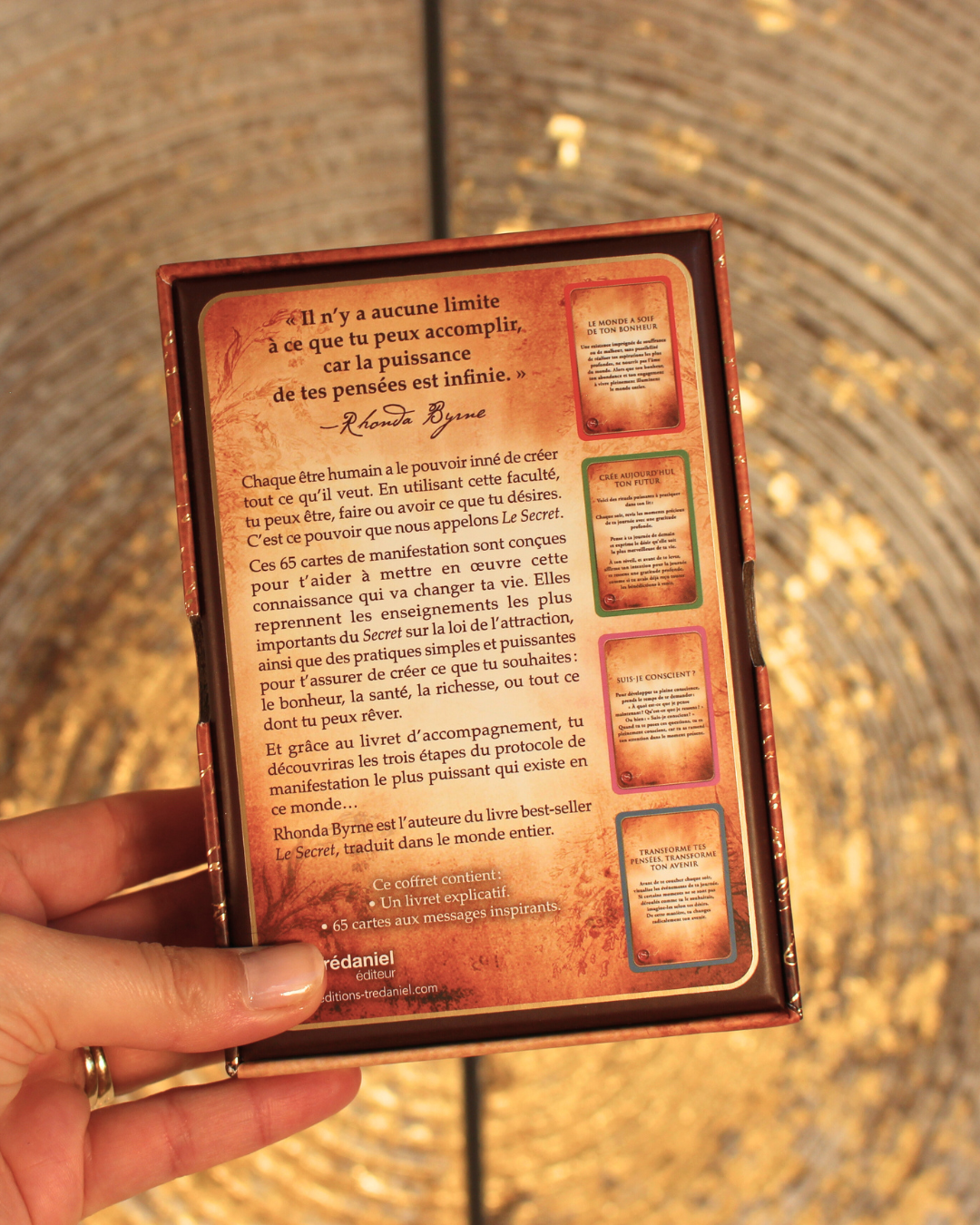 Ces 65 cartes de manifestation sont conçues pour t'aider à mettre en œuvre cette connaissance qui va changer ta vie. Elles reprennent les enseignements les plus
importants du Secret sur la loi de l'attraction, ainsi que des pratiques simples et puissantes pour t'assurer de créer ce que tu souhaites: le bonheur, la santé, la richesse, ou tout ce dont tu peux rêver.