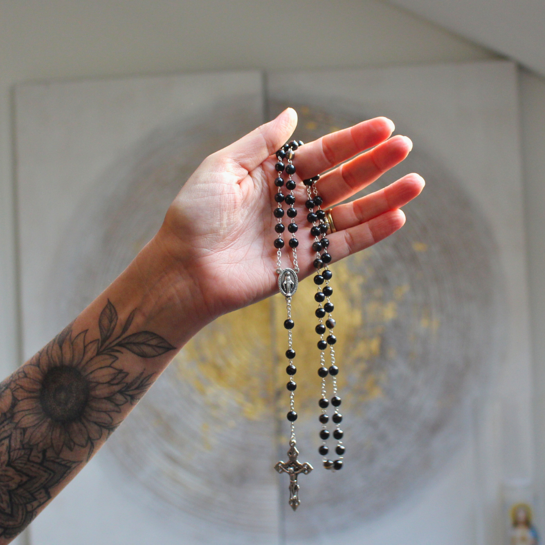 Apportez force, protection et intensité à vos prières avec ce chapelet en agate noire.
Sa teinte profonde et élégante favorise l’ancrage, la concentration et le calme intérieur lors de la récitation du Rosaire.