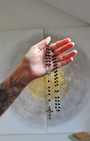 Apportez force, protection et intensité à vos prières avec ce chapelet en agate noire.
Sa teinte profonde et élégante favorise l’ancrage, la concentration et le calme intérieur lors de la récitation du Rosaire.