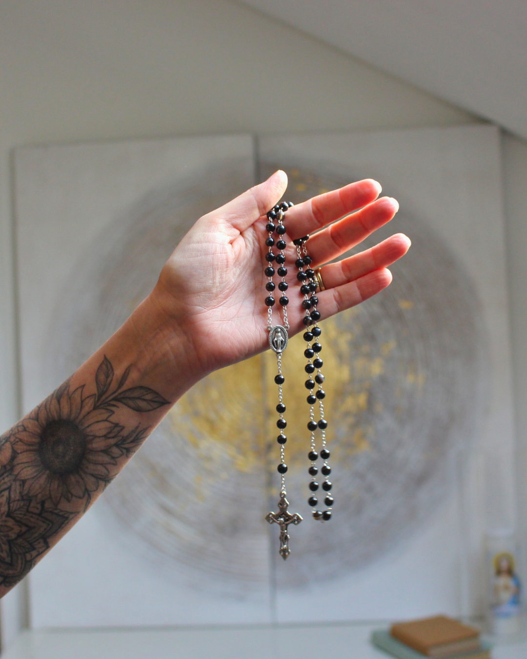 Apportez force, protection et intensité à vos prières avec ce chapelet en agate noire.
Sa teinte profonde et élégante favorise l’ancrage, la concentration et le calme intérieur lors de la récitation du Rosaire.