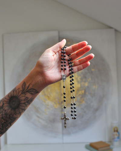 Apportez force, protection et intensité à vos prières avec ce chapelet en agate noire.
Sa teinte profonde et élégante favorise l’ancrage, la concentration et le calme intérieur lors de la récitation du Rosaire.