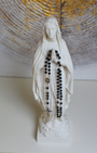 Apportez force, protection et intensité à vos prières avec ce chapelet en agate noire.
Sa teinte profonde et élégante favorise l’ancrage, la concentration et le calme intérieur lors de la récitation du Rosaire.