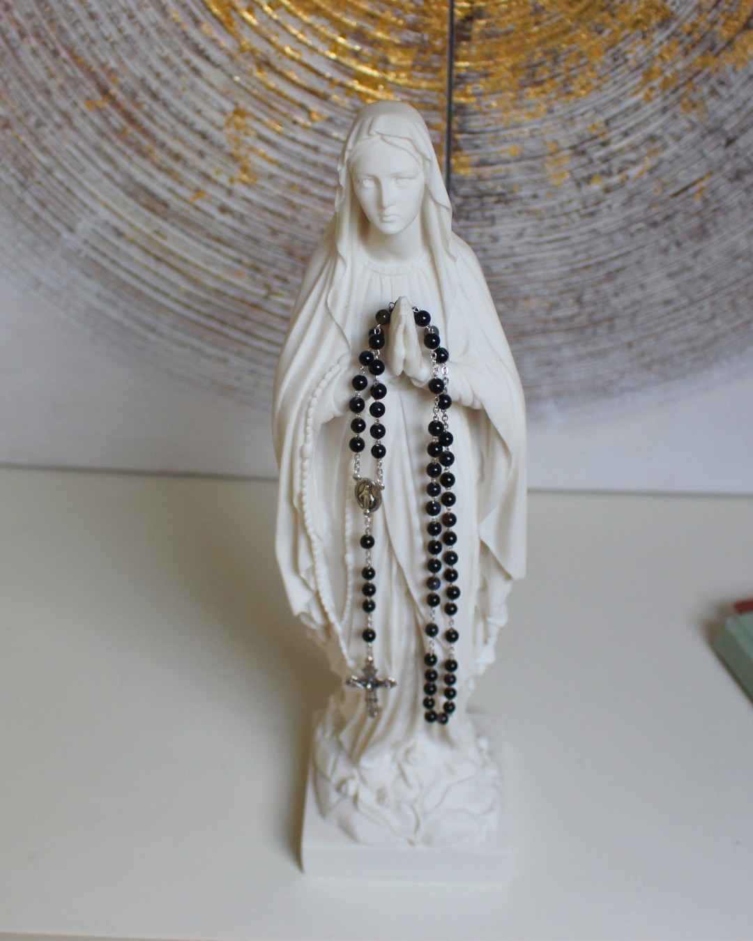 Apportez force, protection et intensité à vos prières avec ce chapelet en agate noire.
Sa teinte profonde et élégante favorise l’ancrage, la concentration et le calme intérieur lors de la récitation du Rosaire.