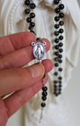 Apportez force, protection et intensité à vos prières avec ce chapelet en agate noire.
Sa teinte profonde et élégante favorise l’ancrage, la concentration et le calme intérieur lors de la récitation du Rosaire.